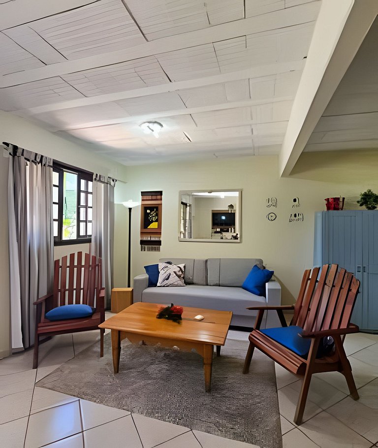 Charme de um típico chalé de campo com lareira.