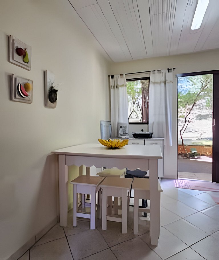 Charme de um típico chalé de campo com lareira.