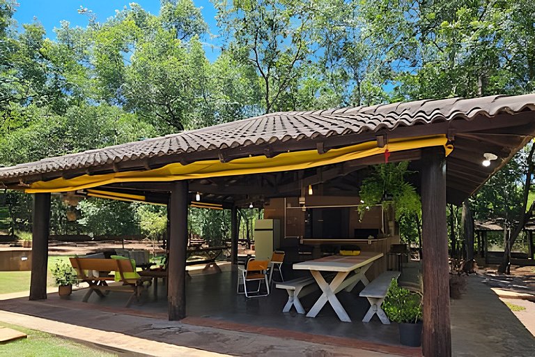 Charme de um típico chalé de campo com lareira.