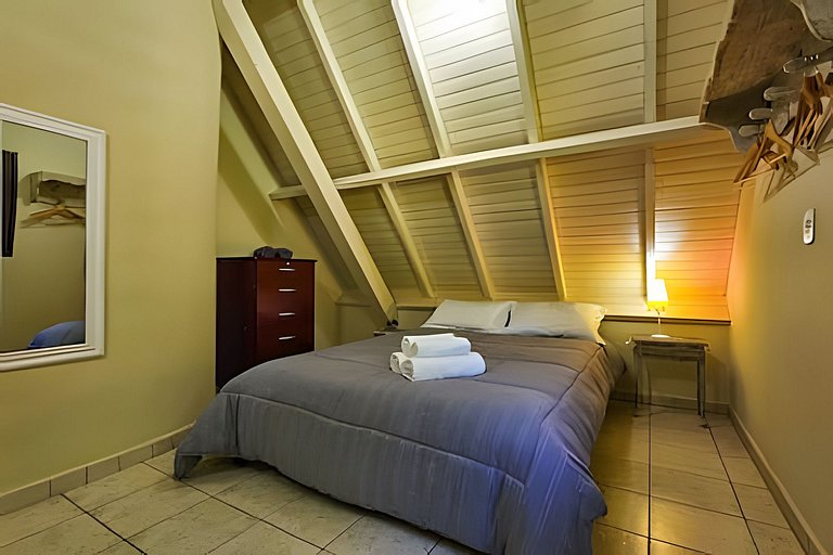 Charme de um típico chalé de campo com lareira.