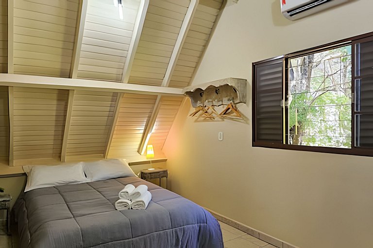 Charme de um típico chalé de campo com lareira.