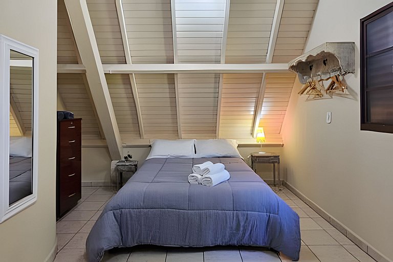 Charme de um típico chalé de campo com lareira.