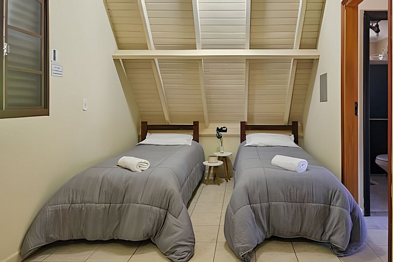 Charme de um típico chalé de campo com lareira.