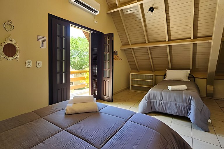 Charme de um típico chalé de campo com lareira.