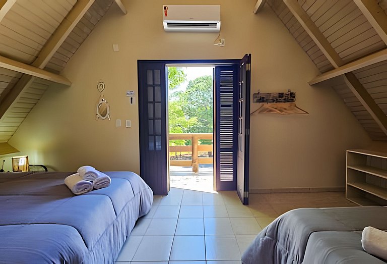 Charme de um típico chalé de campo com lareira.