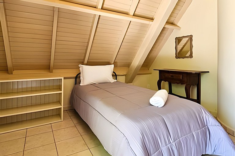 Charme de um típico chalé de campo com lareira.