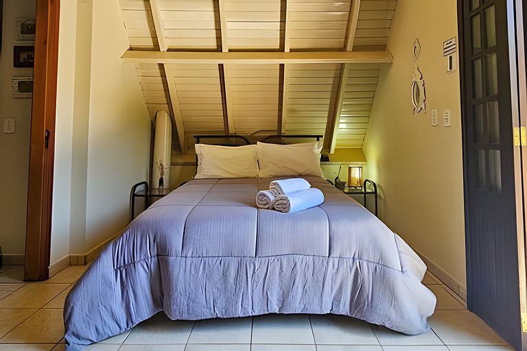 Charme de um típico chalé de campo com lareira.