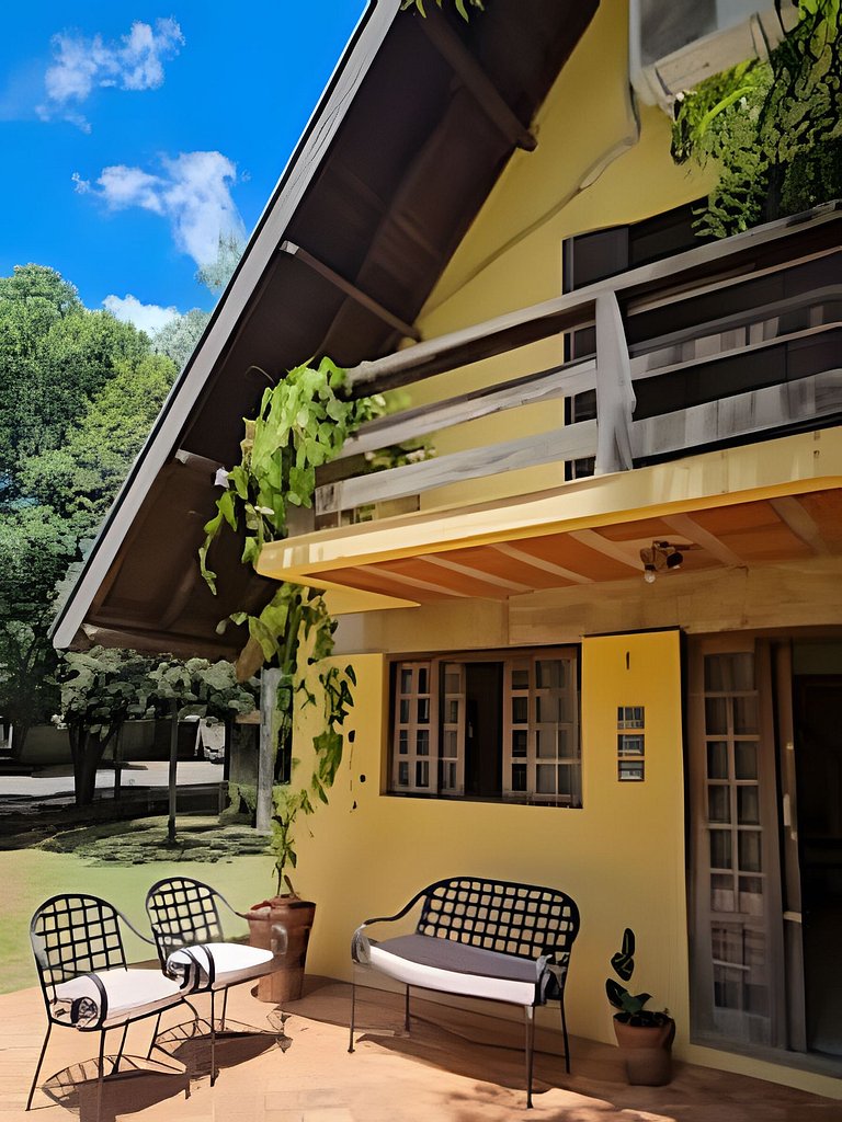 Charme de um típico chalé de campo com lareira.