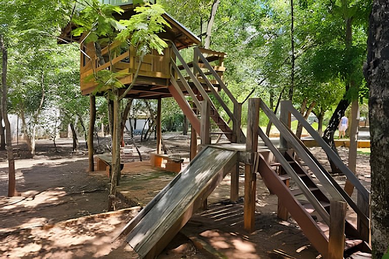 Charme de um típico chalé de campo com lareira.