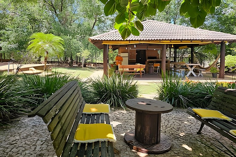 Charme de um típico chalé de campo com lareira.