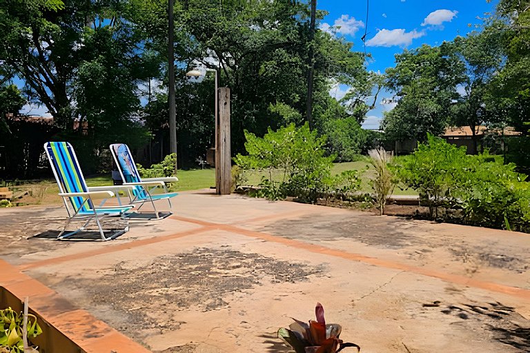 Charme de um típico chalé de campo com lareira.