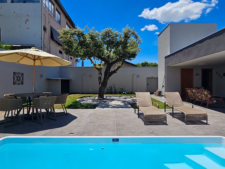 Casa Ninhal, super central, nova e espaçosa.