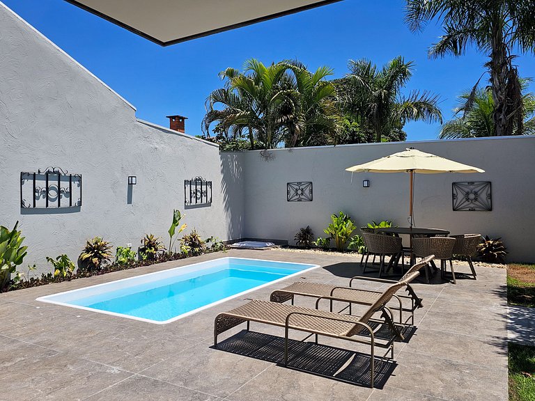 Casa Ninhal, super central, nova e espaçosa.