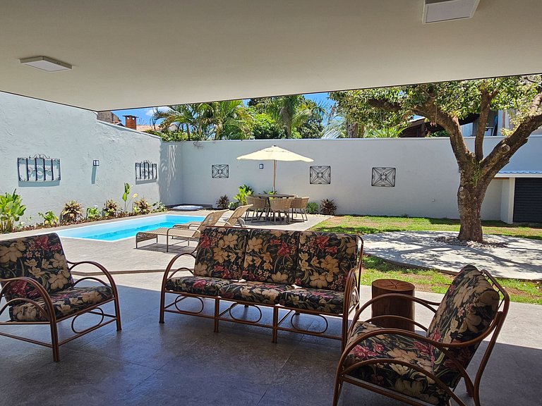 Casa Ninhal, super central, nova e espaçosa.