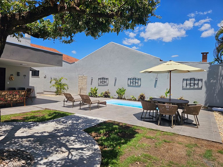 Casa Ninhal, super central, nova e espaçosa.