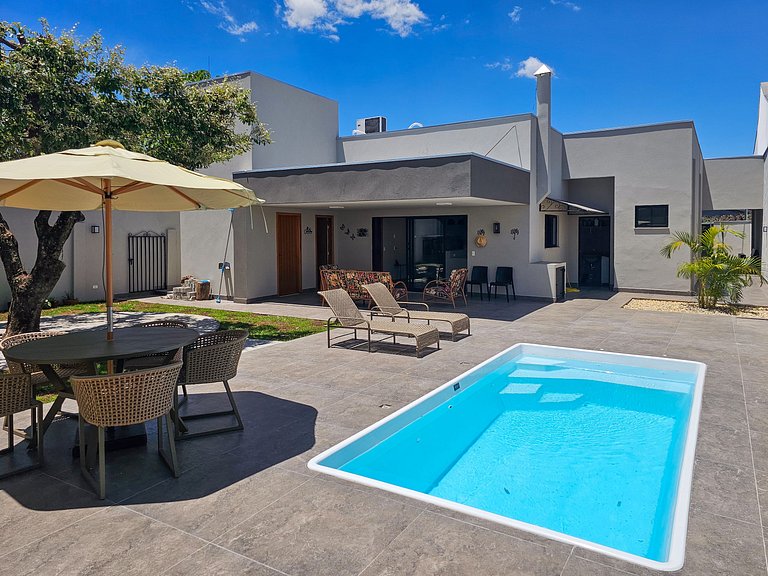 Casa Ninhal, super central, nova e espaçosa.