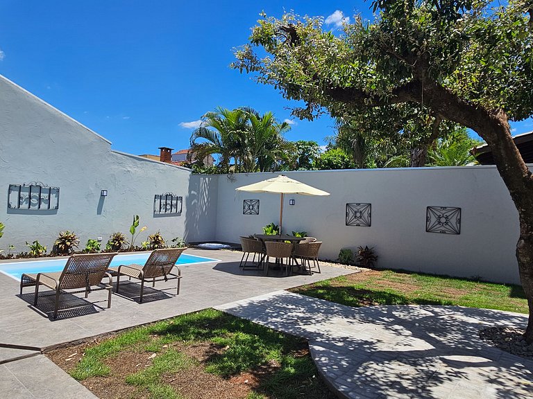 Casa Ninhal, super central, nova e espaçosa.