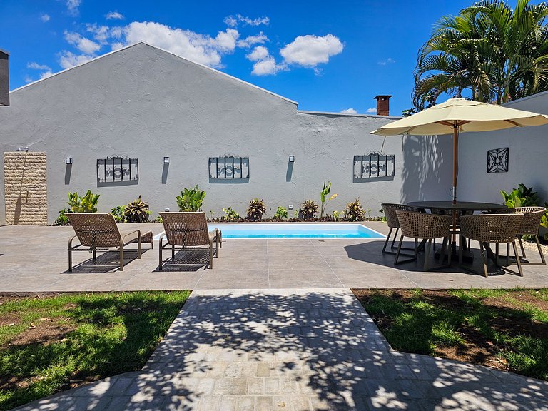 Casa Ninhal, super central, nova e espaçosa.