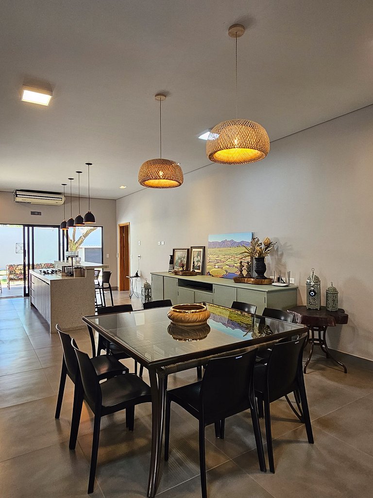 Casa Ninhal, super central, nova e espaçosa.