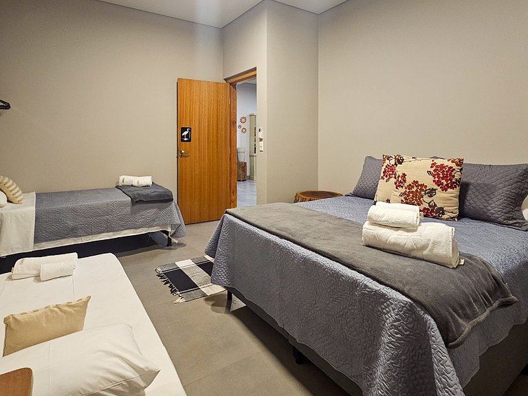 Casa Ninhal, super central, nova e espaçosa.