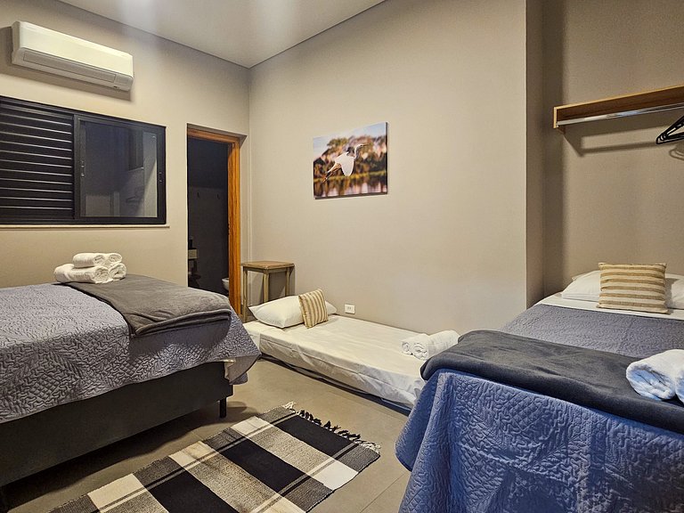 Casa Ninhal, super central, nova e espaçosa.